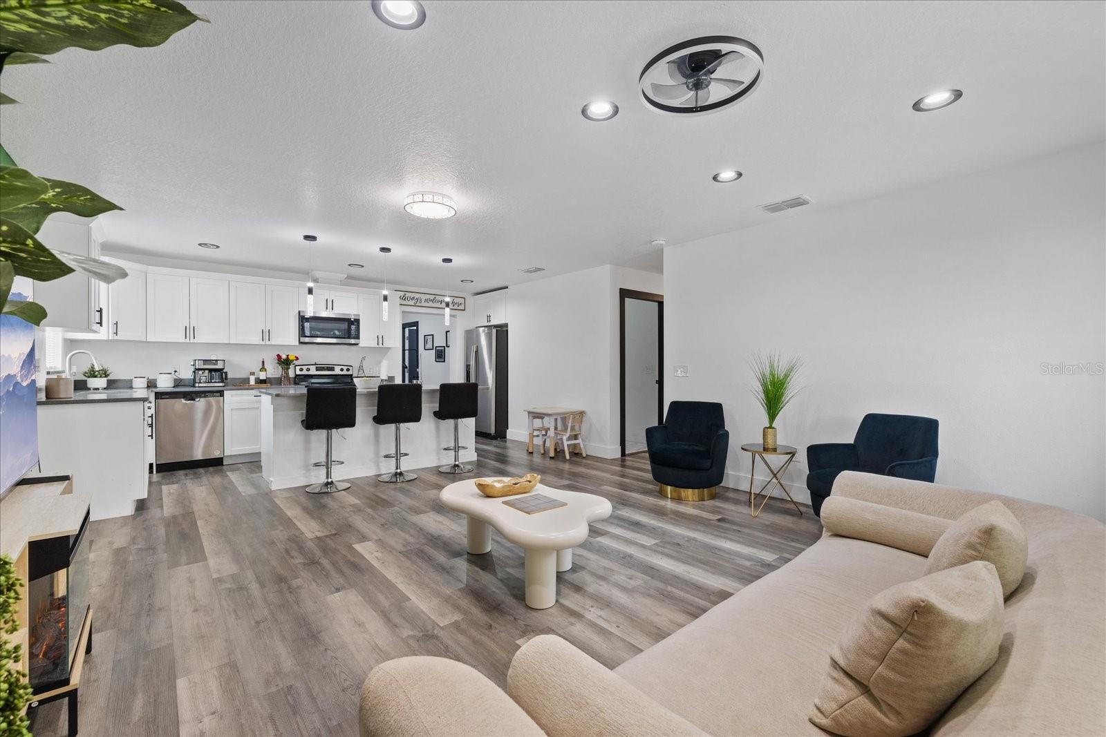 3209 E HANNA AVE — photo 3