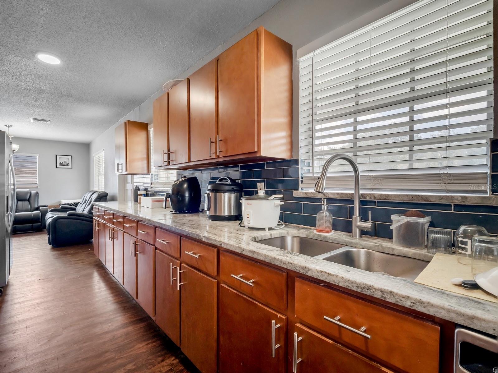 7018 GLENVIEW DR — photo 11