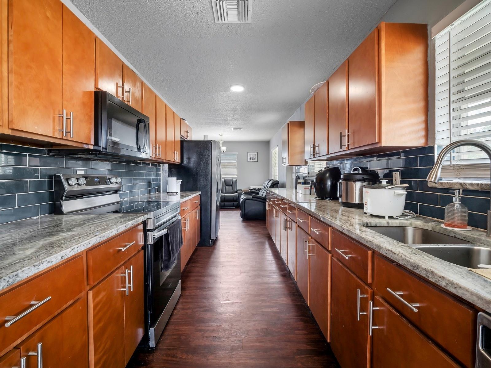 7018 GLENVIEW DR — photo 10