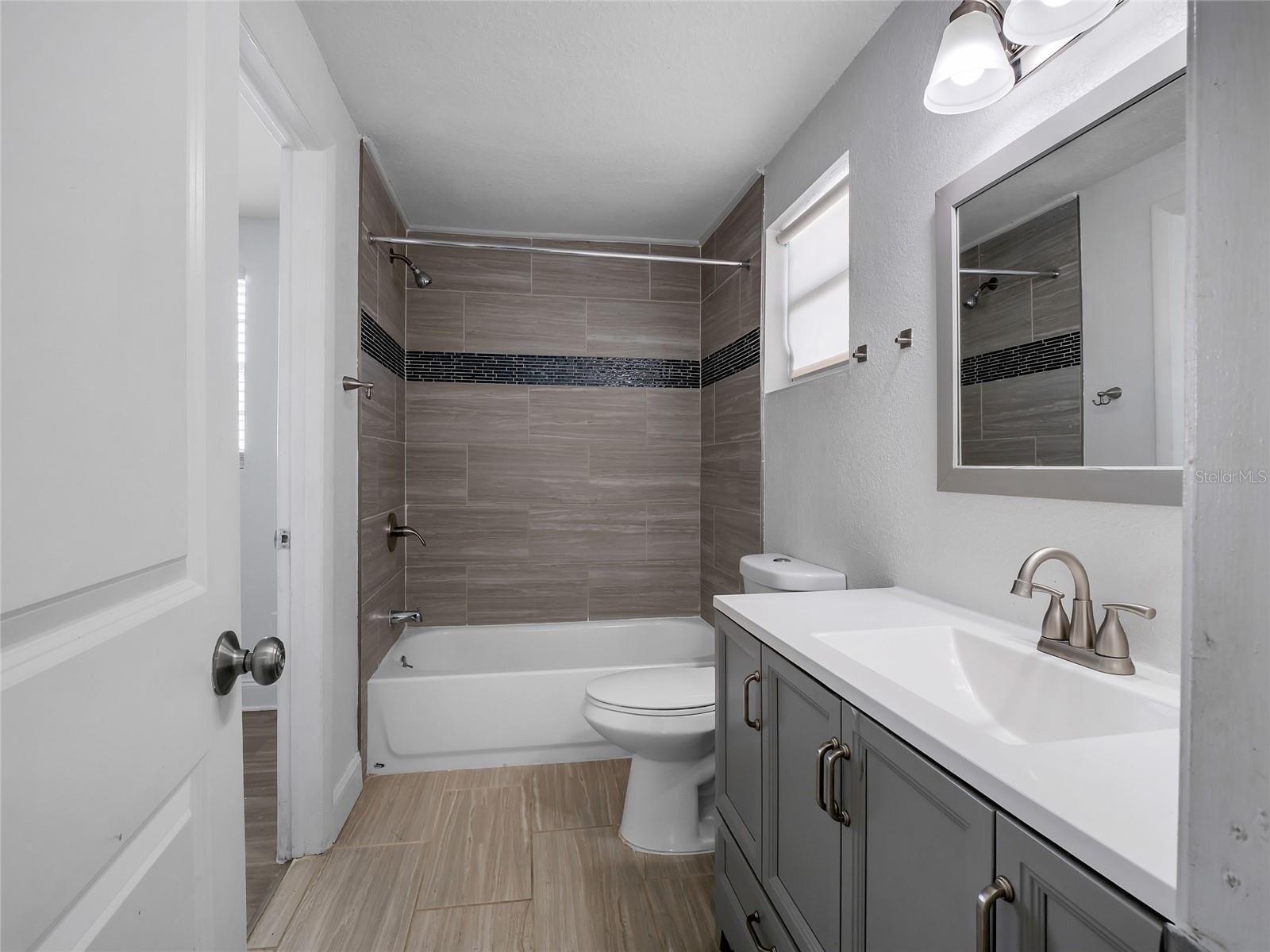 7018 GLENVIEW DR — photo 30