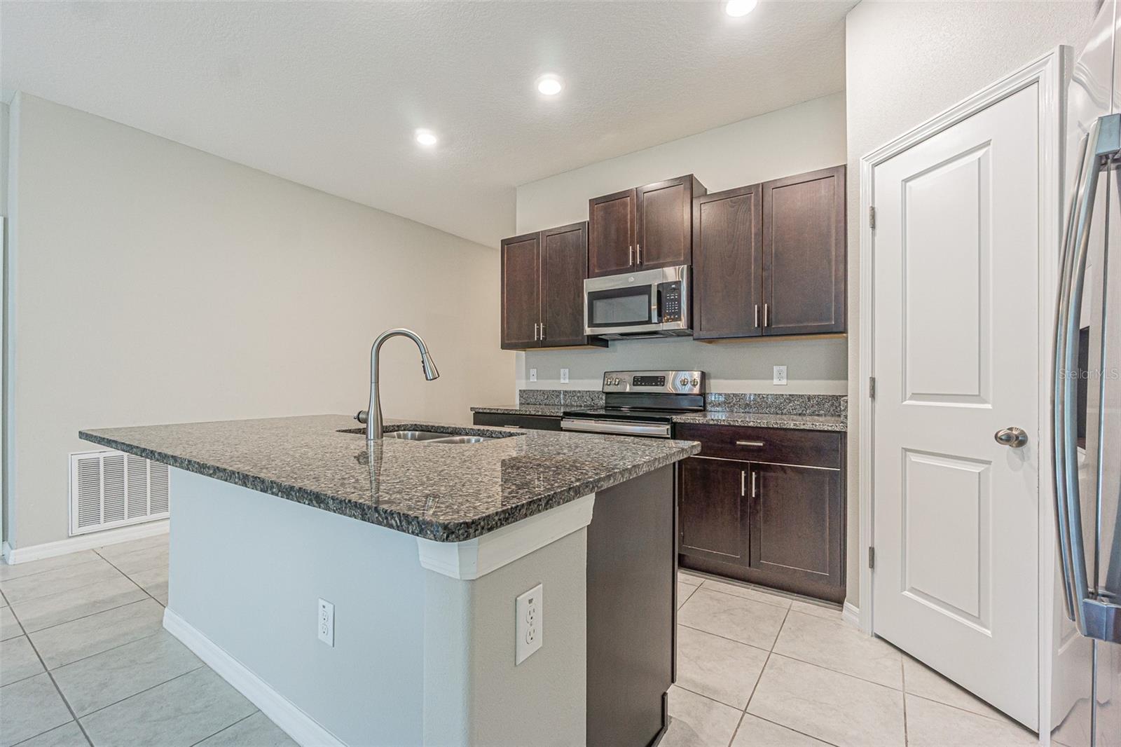 13009 MAJESTIC GARDEN LN — photo 4