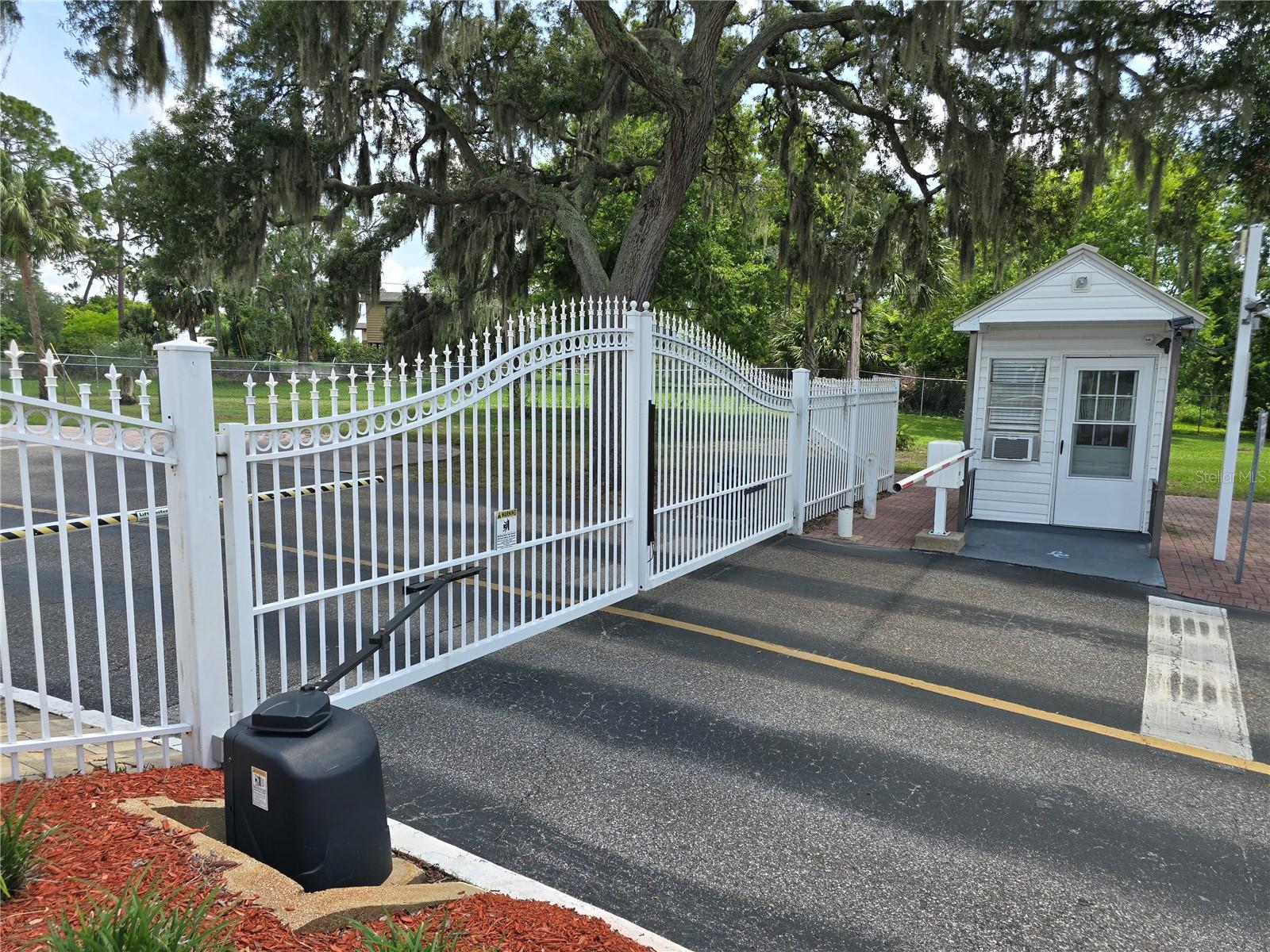 2122 WATERVIEW DR — photo 34