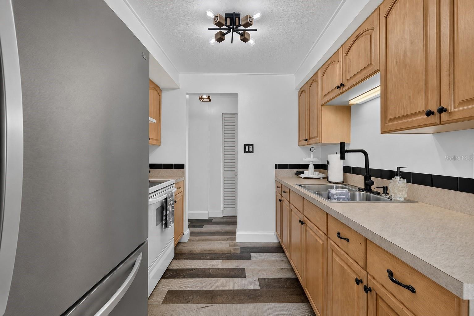 1748 GREENLEA DR — photo 9