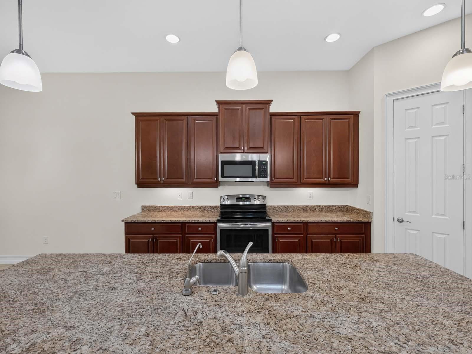 1093 BLUFFWOOD DR — photo 18