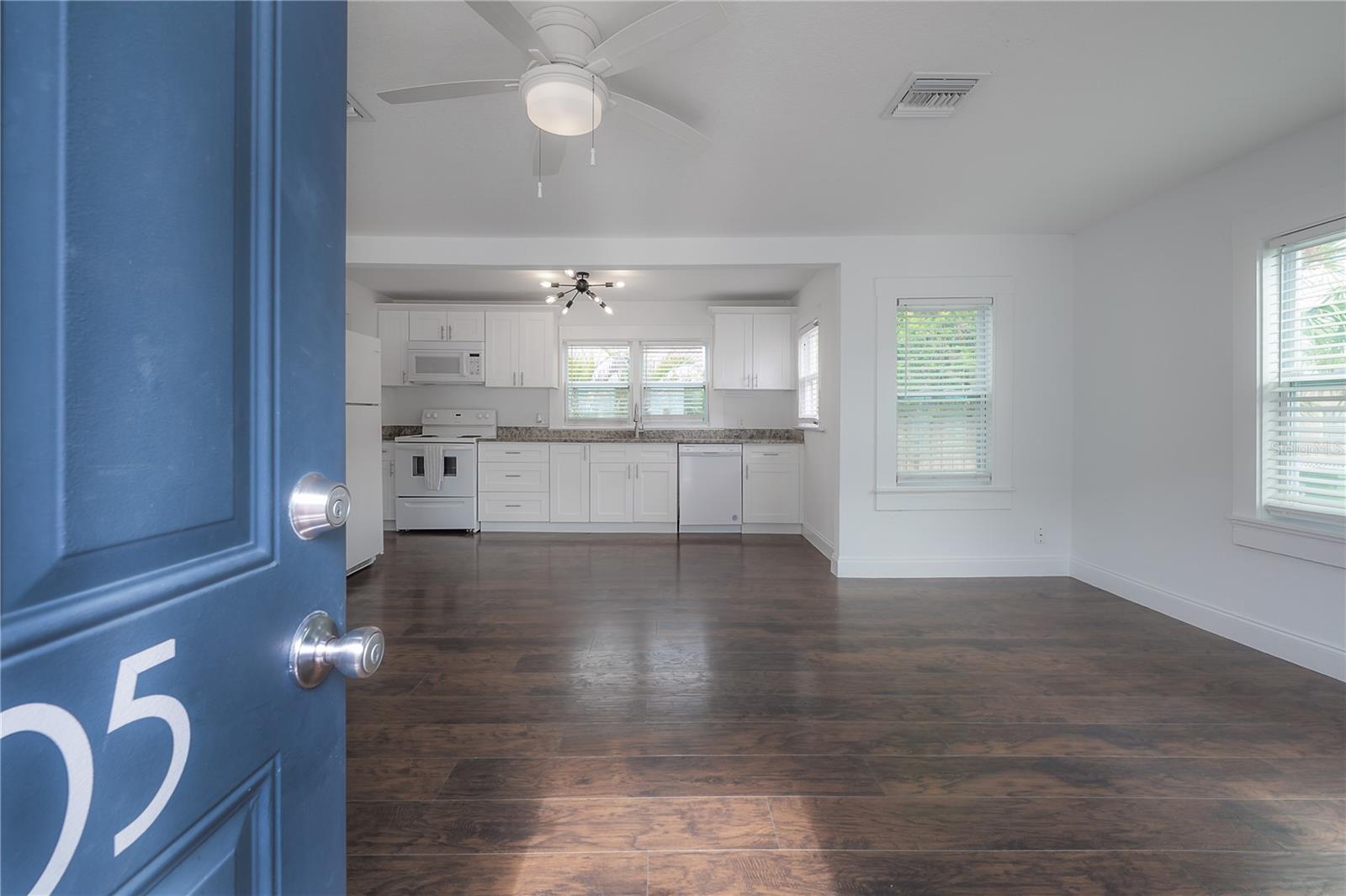 405 E CAYUGA ST — photo 4