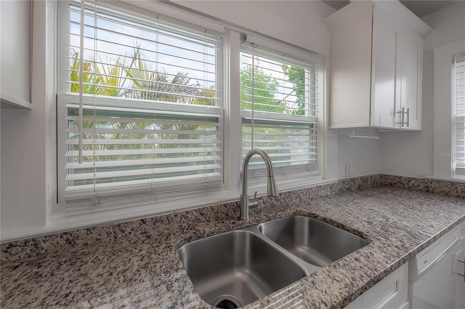 405 E CAYUGA ST — photo 8