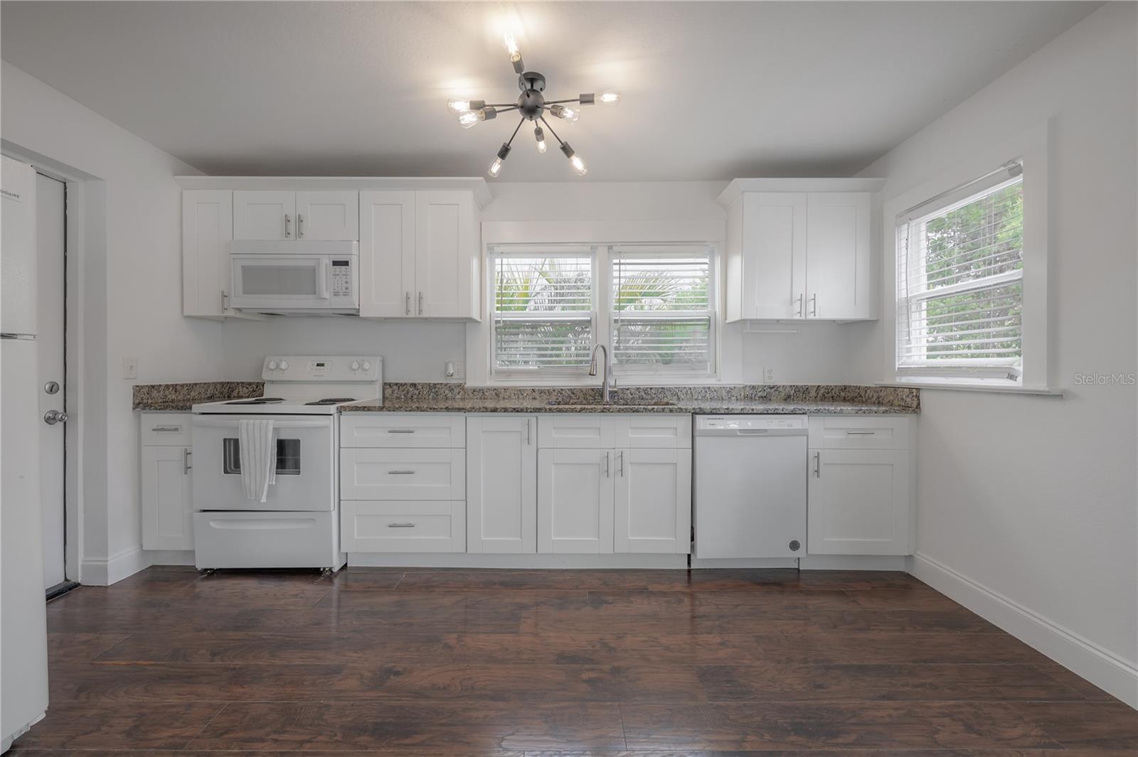405 E CAYUGA ST — photo 5