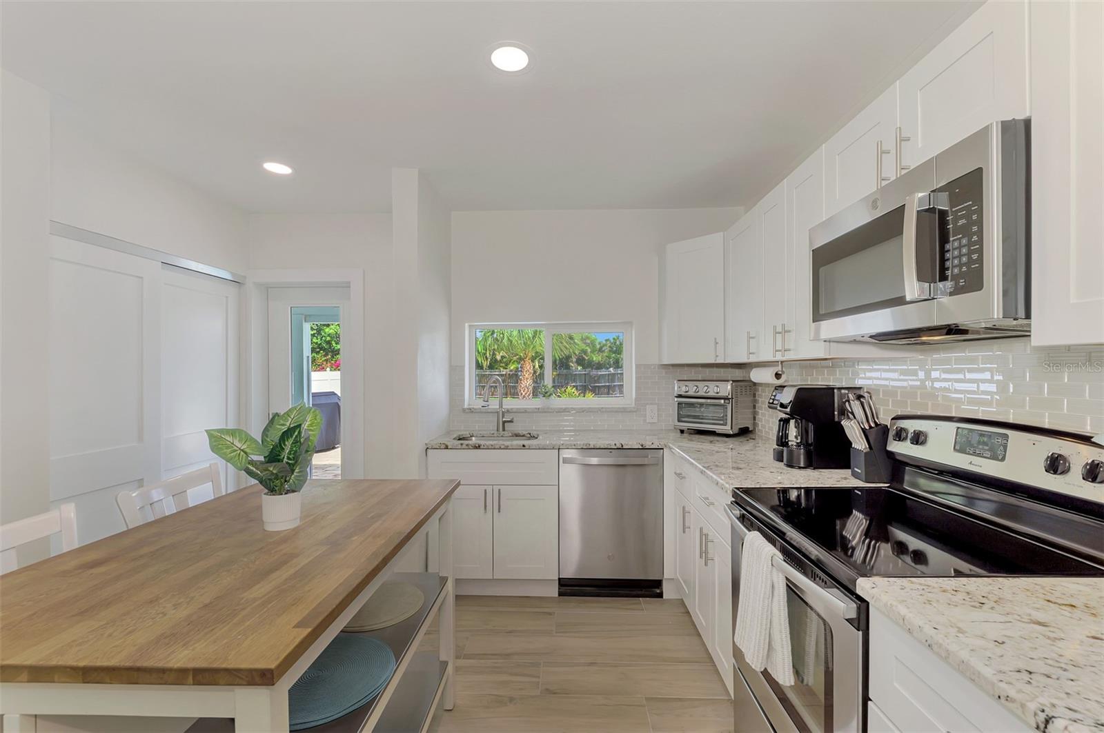 1731 REDWOOD ST — photo 18