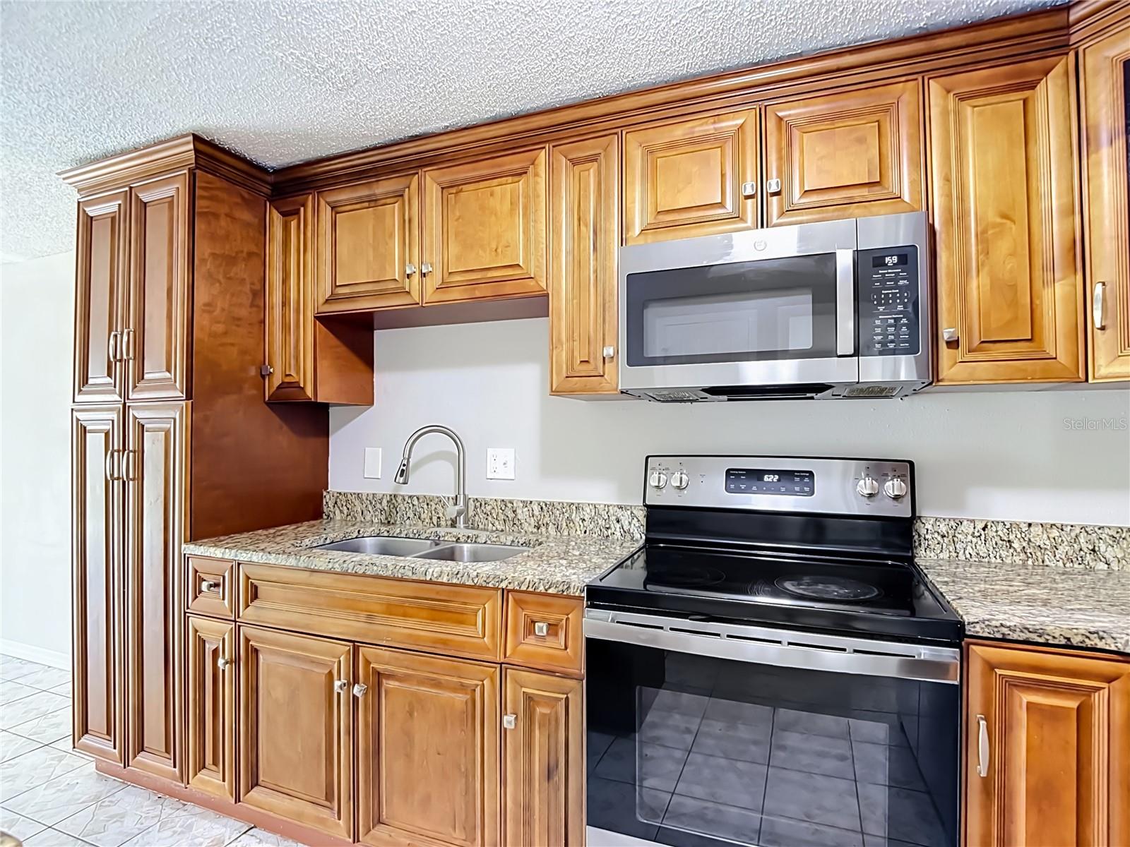 6701 VILLAGE GROVE CT — photo 11