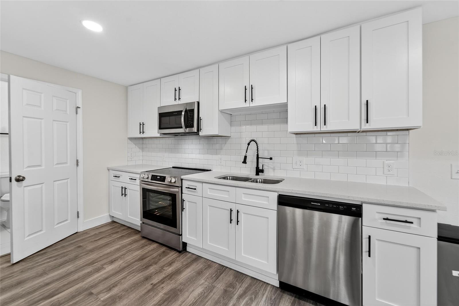 2525 W BEACH ST — photo 12