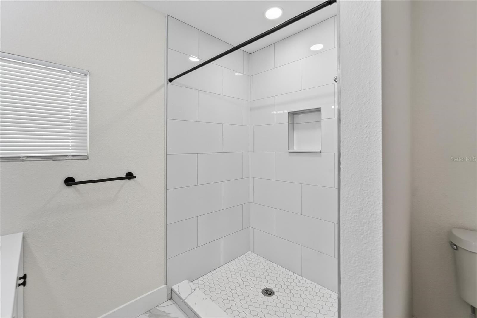 2525 W BEACH ST — photo 36