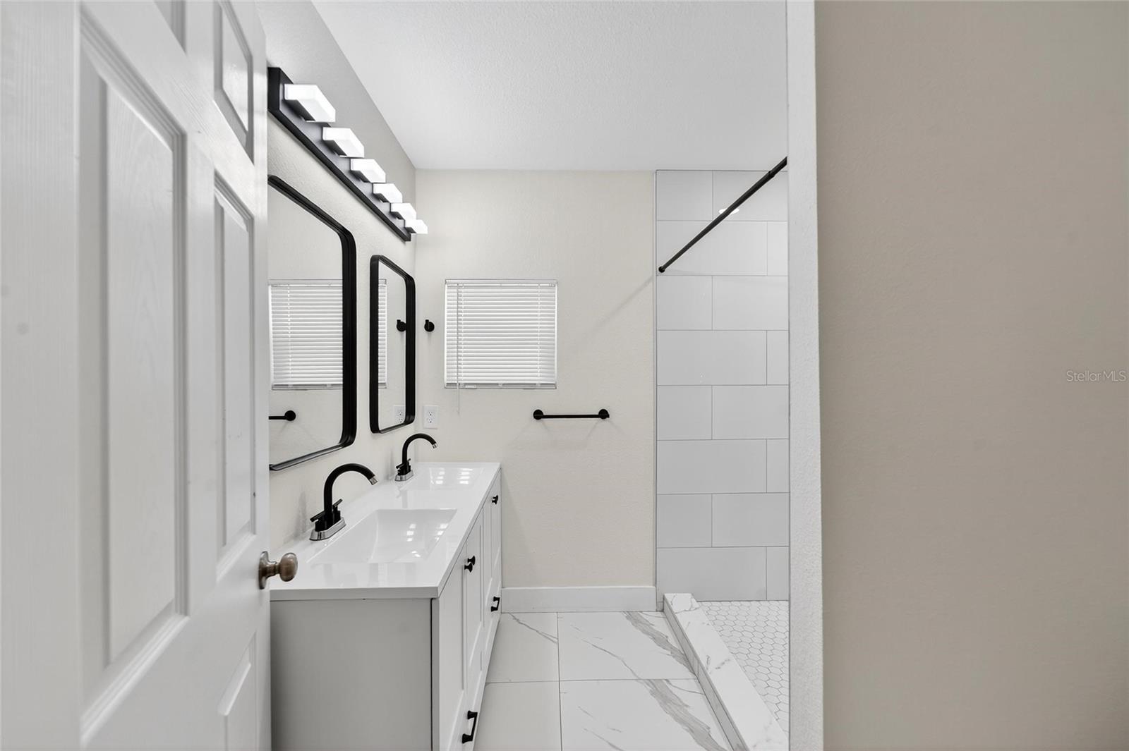 2525 W BEACH ST — photo 35