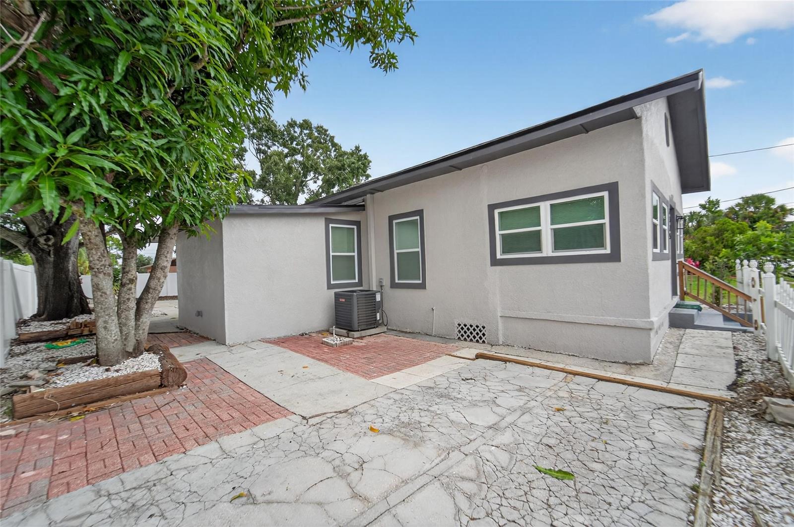2525 W BEACH ST — photo 39