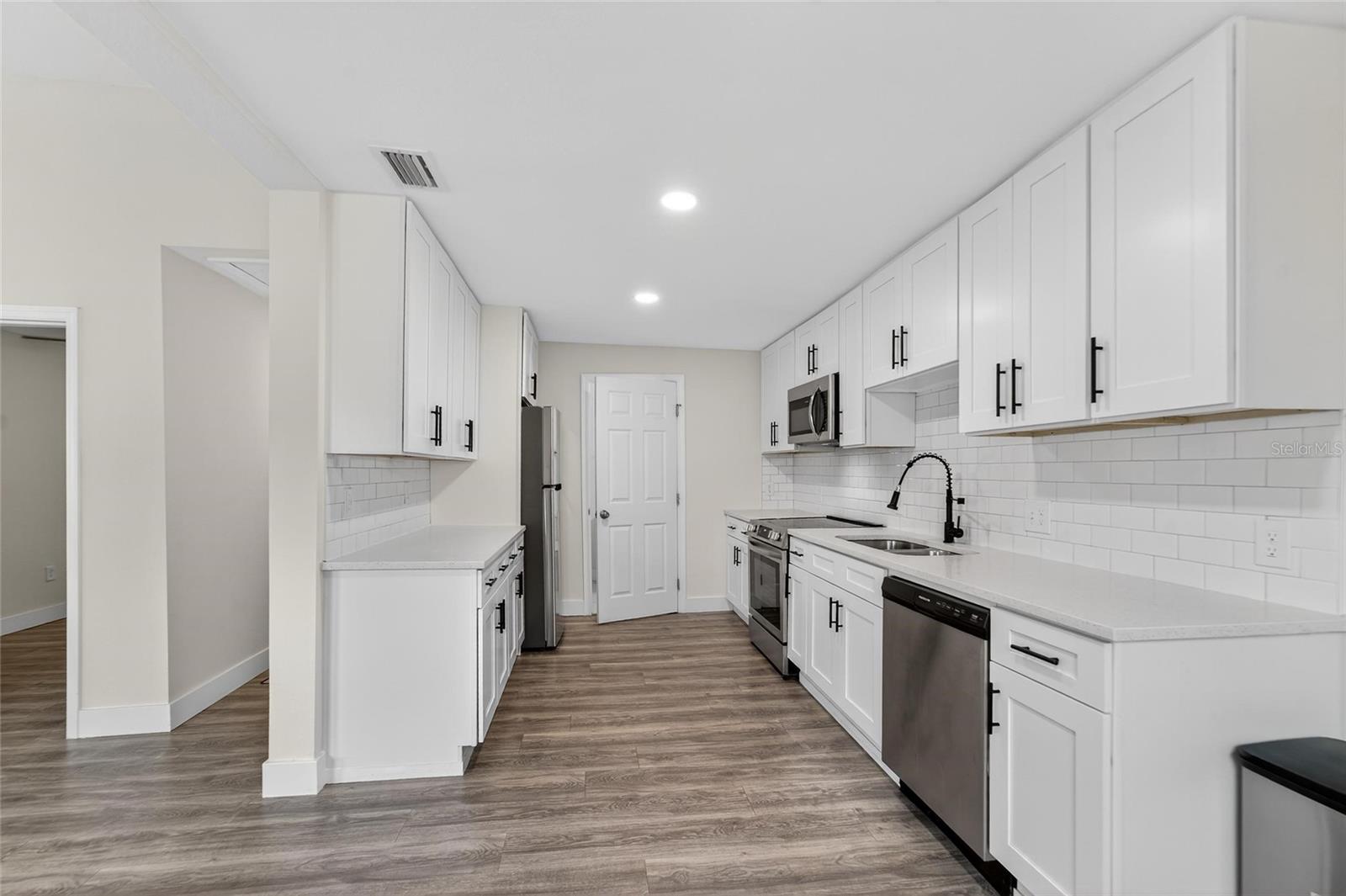 2525 W BEACH ST — photo 11