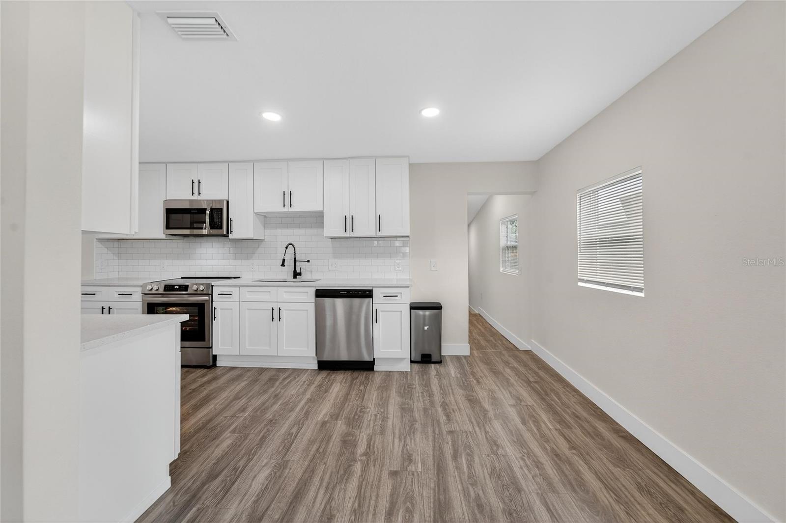 2525 W BEACH ST — photo 10