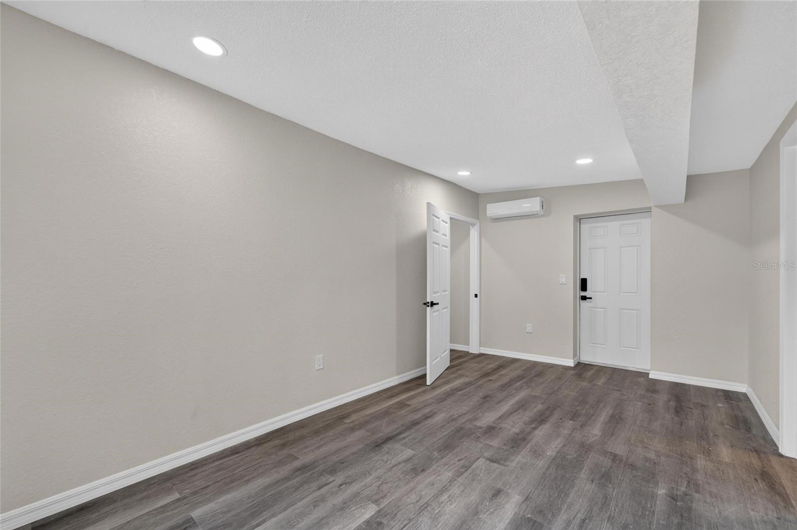 8809 DYER RD — photo 29