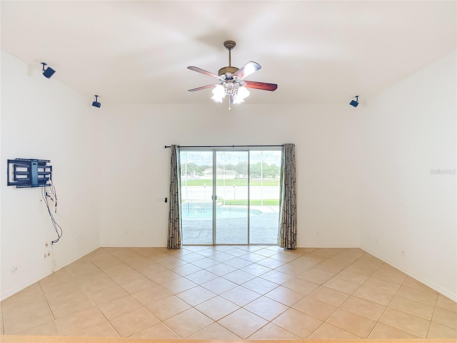 220 RONJA LN — photo 12