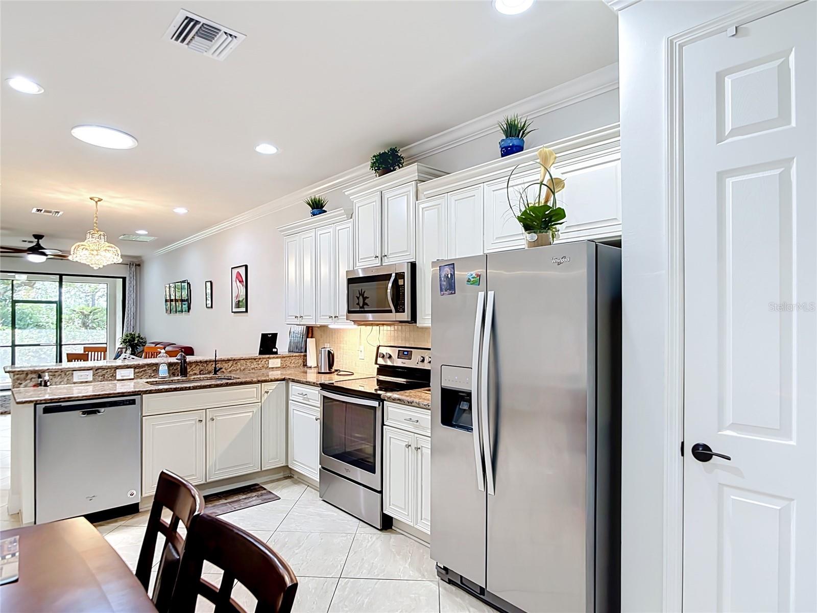 2590 OSWEGO DR — photo 8