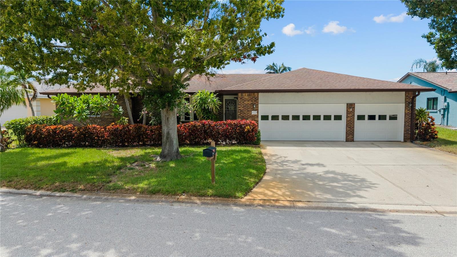 4612 CORAL LAKE DR — photo 2