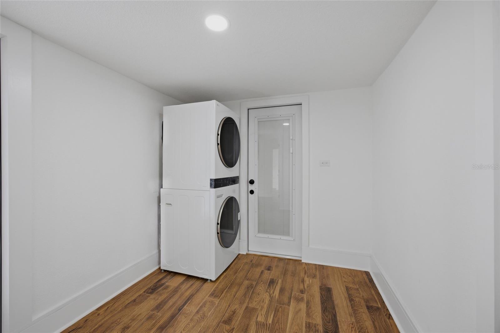 815 E FRIERSON AVE — photo 28