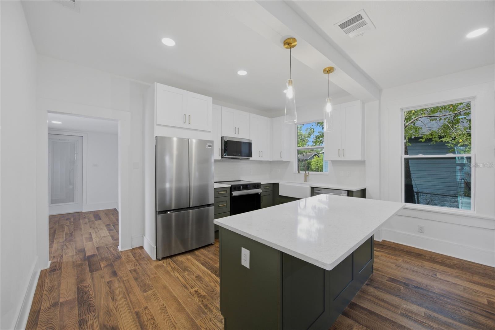 815 E FRIERSON AVE — photo 13