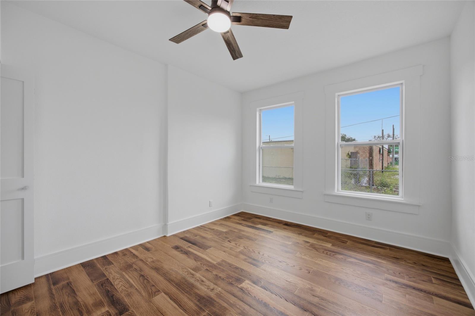 815 E FRIERSON AVE — photo 22
