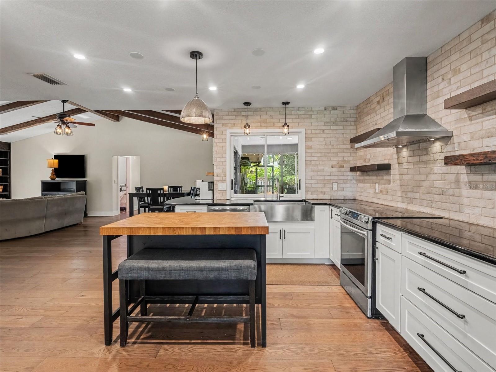 3911 COUNTRY VIEW CIR — photo 2