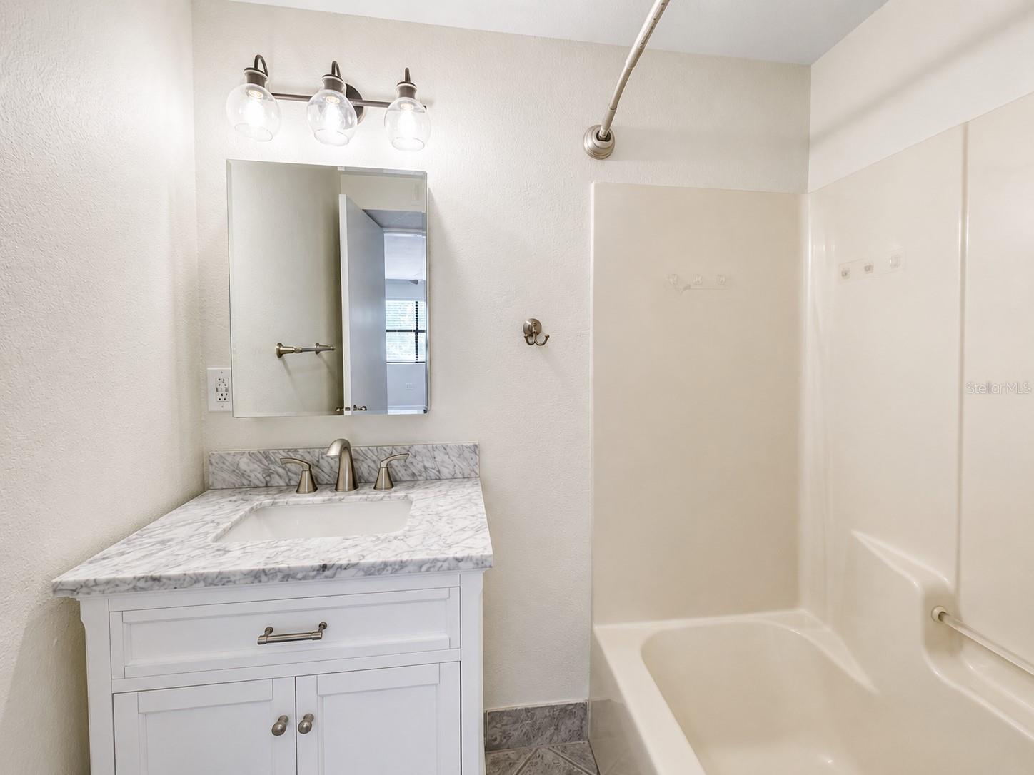 7301 N DARTMOUTH AVE — photo 11