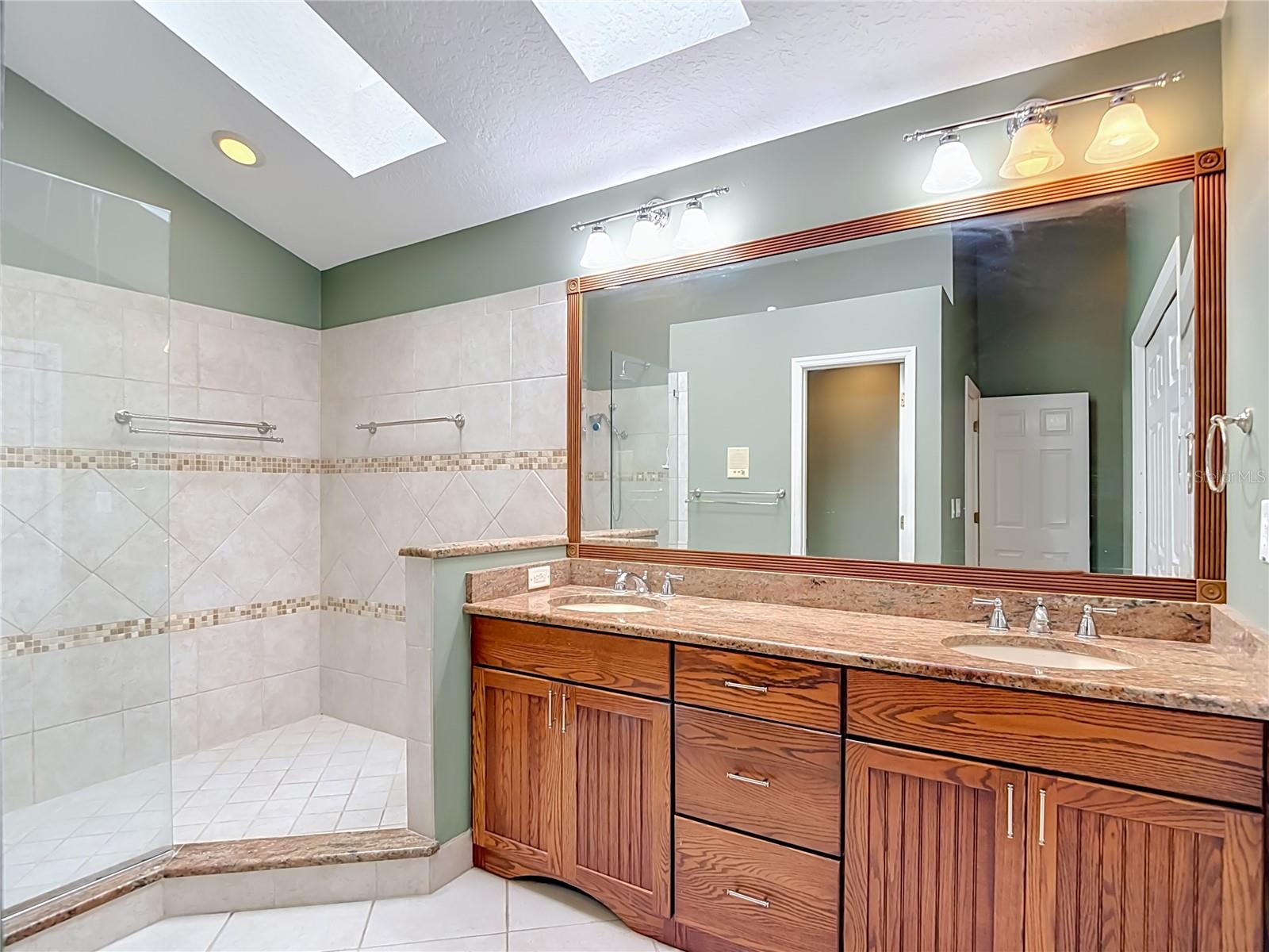 15886 SANCTUARY DR — photo 39