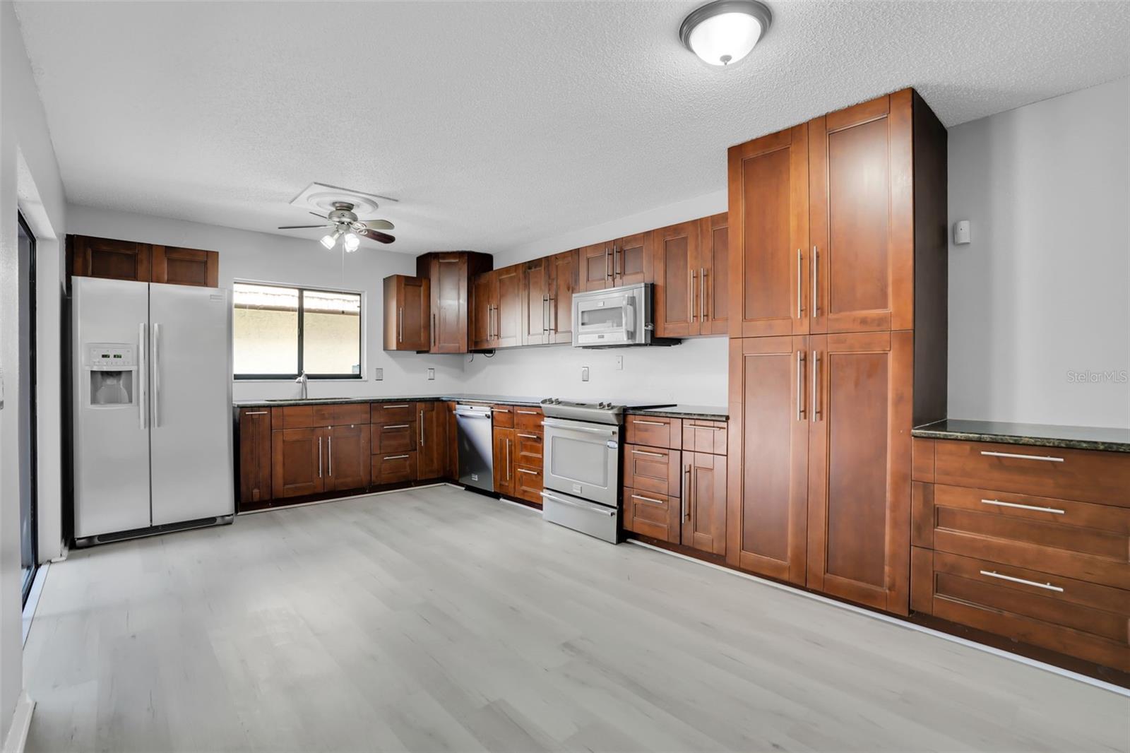 15217 W POND WOODS DR — photo 9