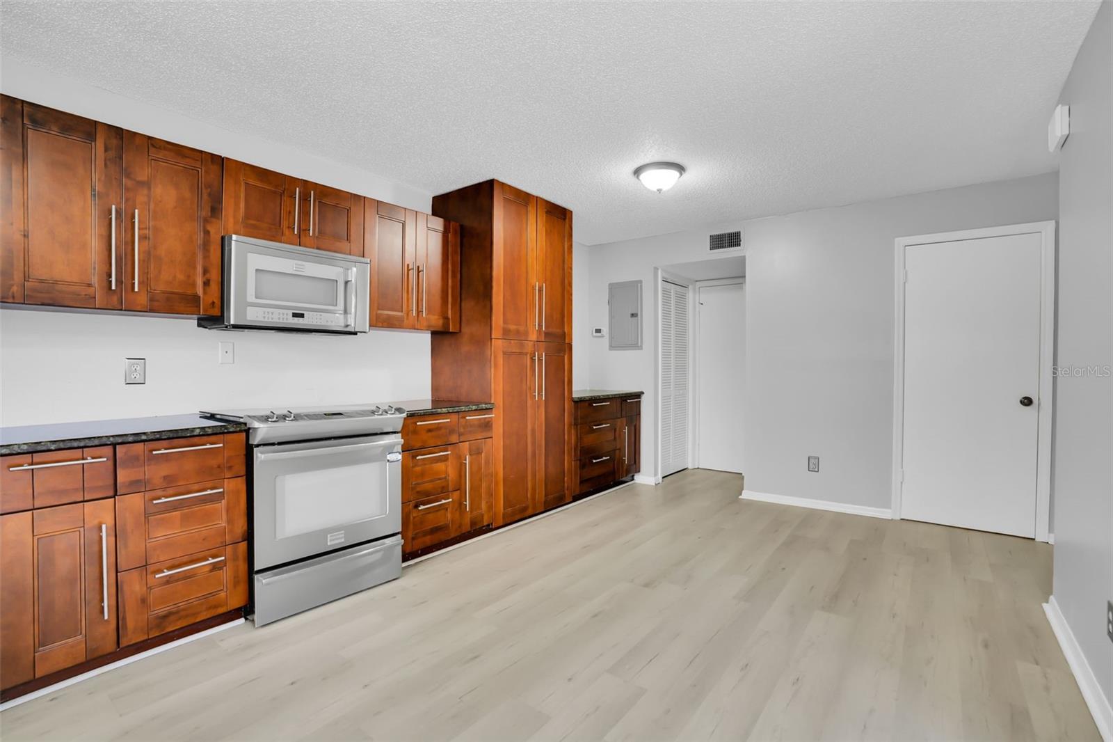 15217 W POND WOODS DR — photo 12