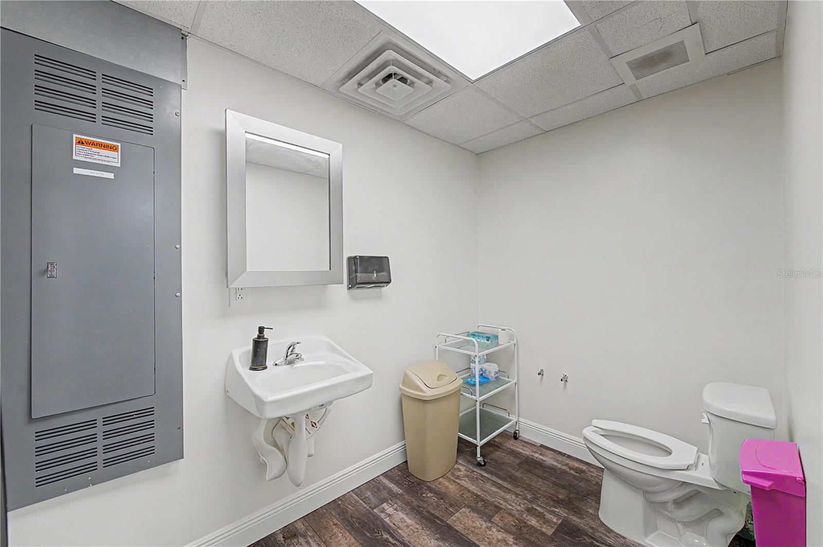 815 S HOWARD AVE — photo 33
