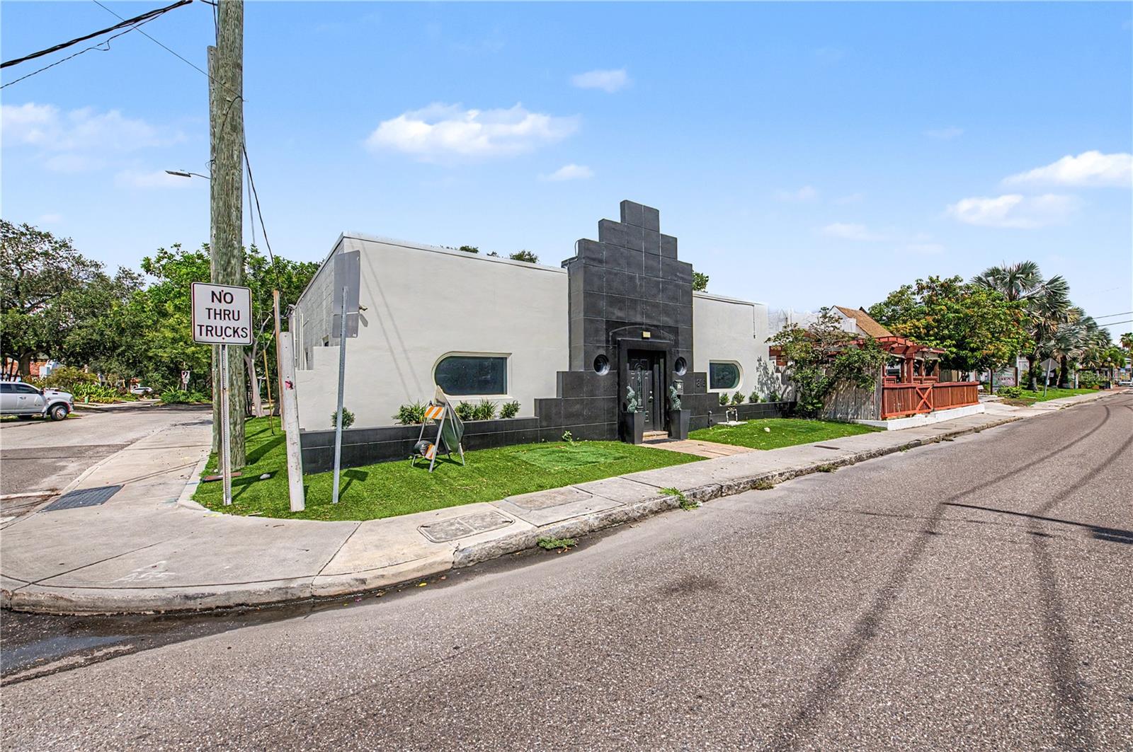 815 S HOWARD AVE — photo 2