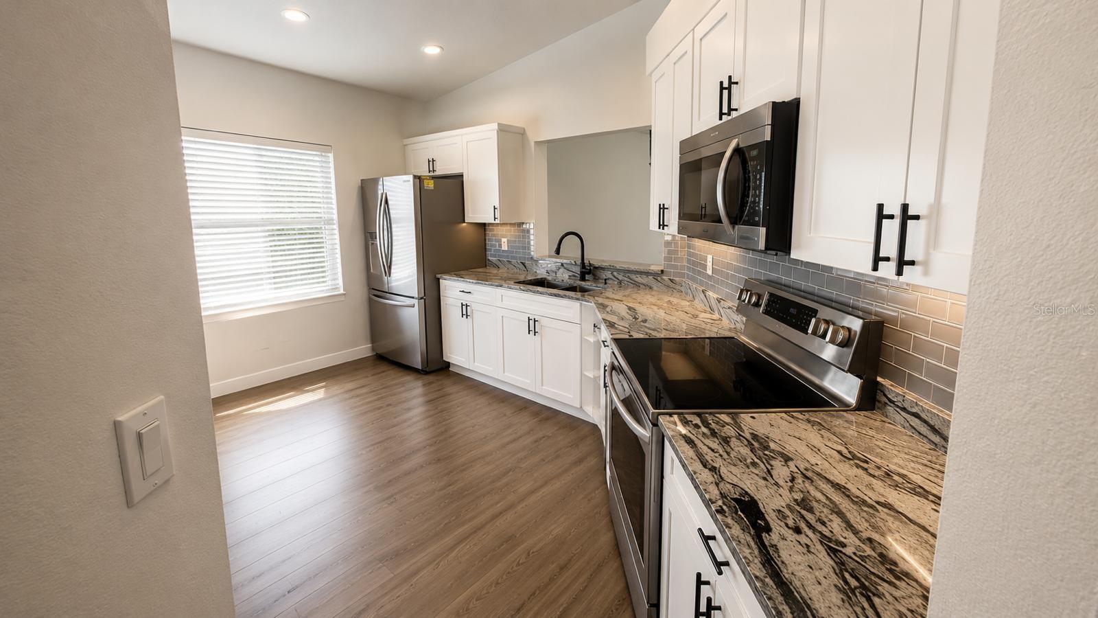1712 ERIN BROOKE DR — photo 2