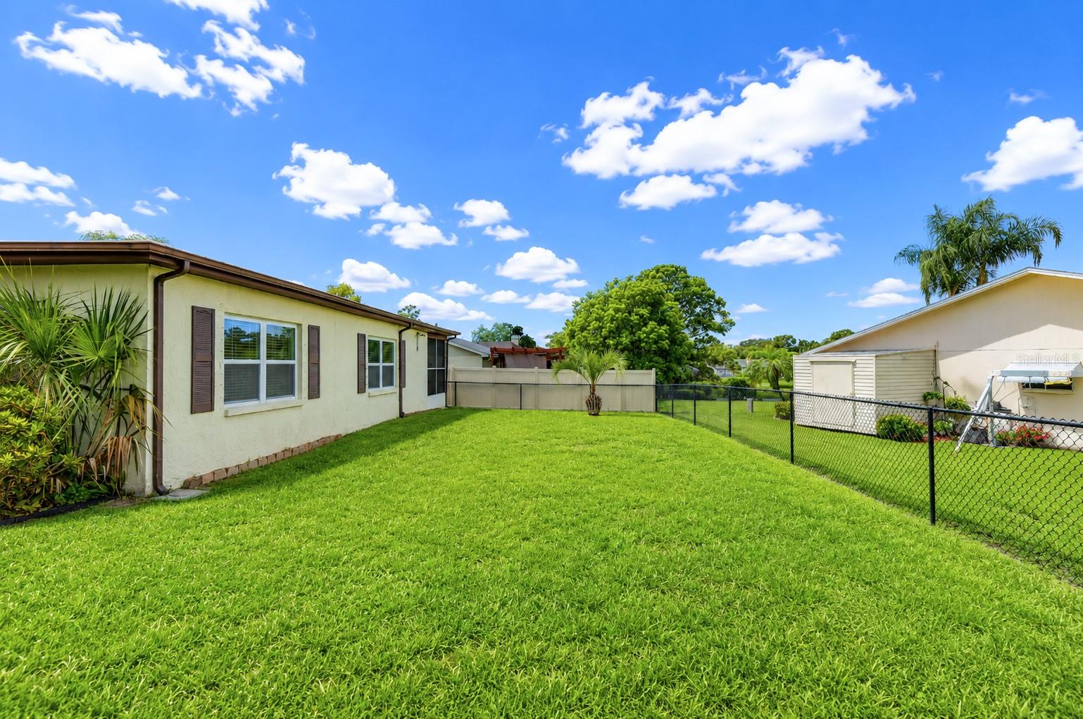 8811 MARTINIQUE LN — photo 10