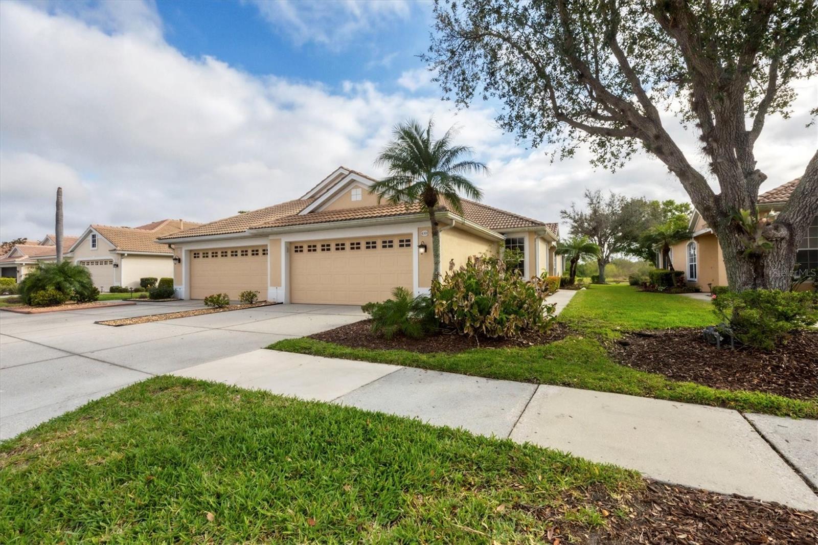4301 WHISPERING OAKS DR — photo 2