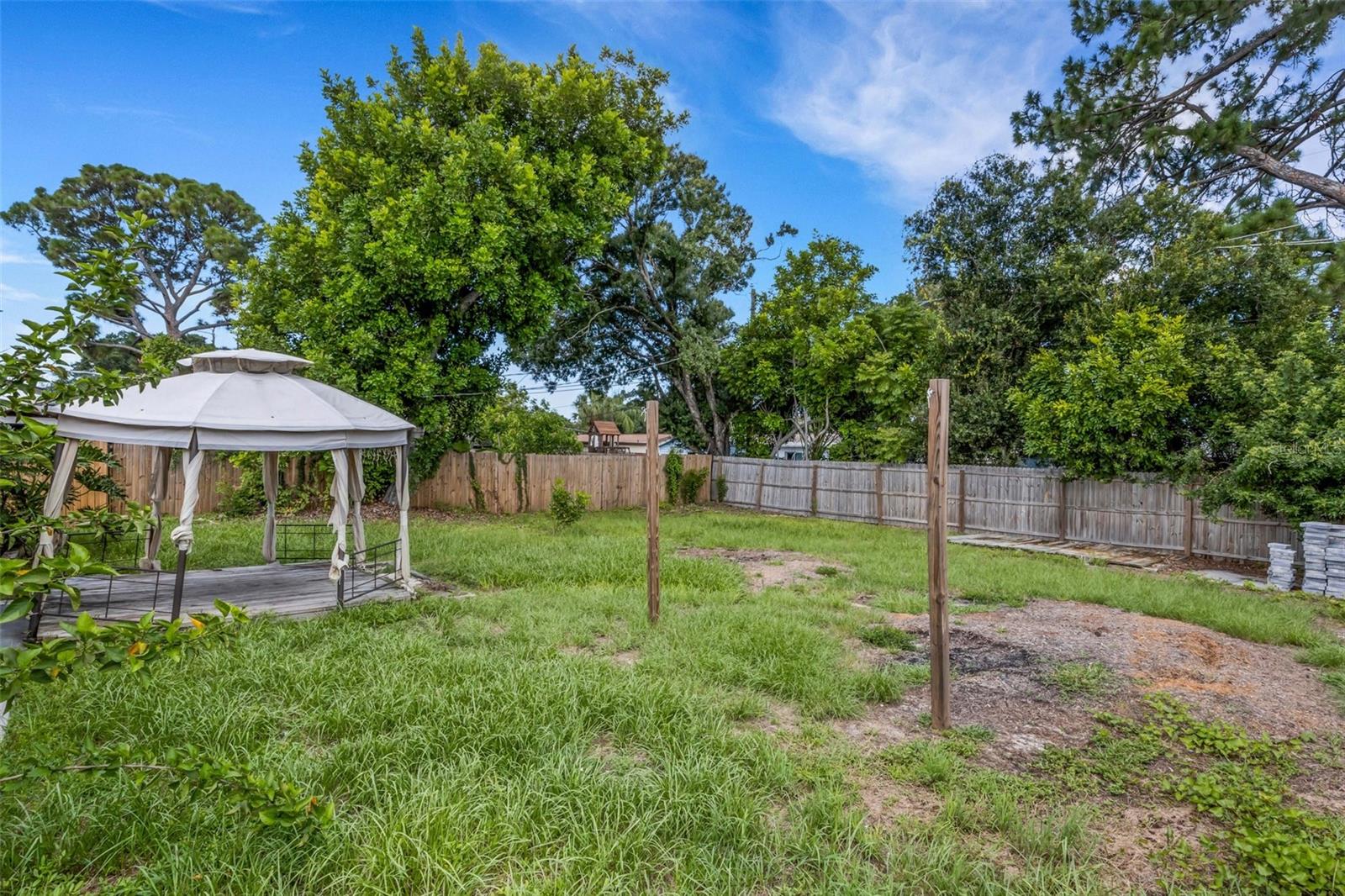 2522 STRATFORD DR — photo 41