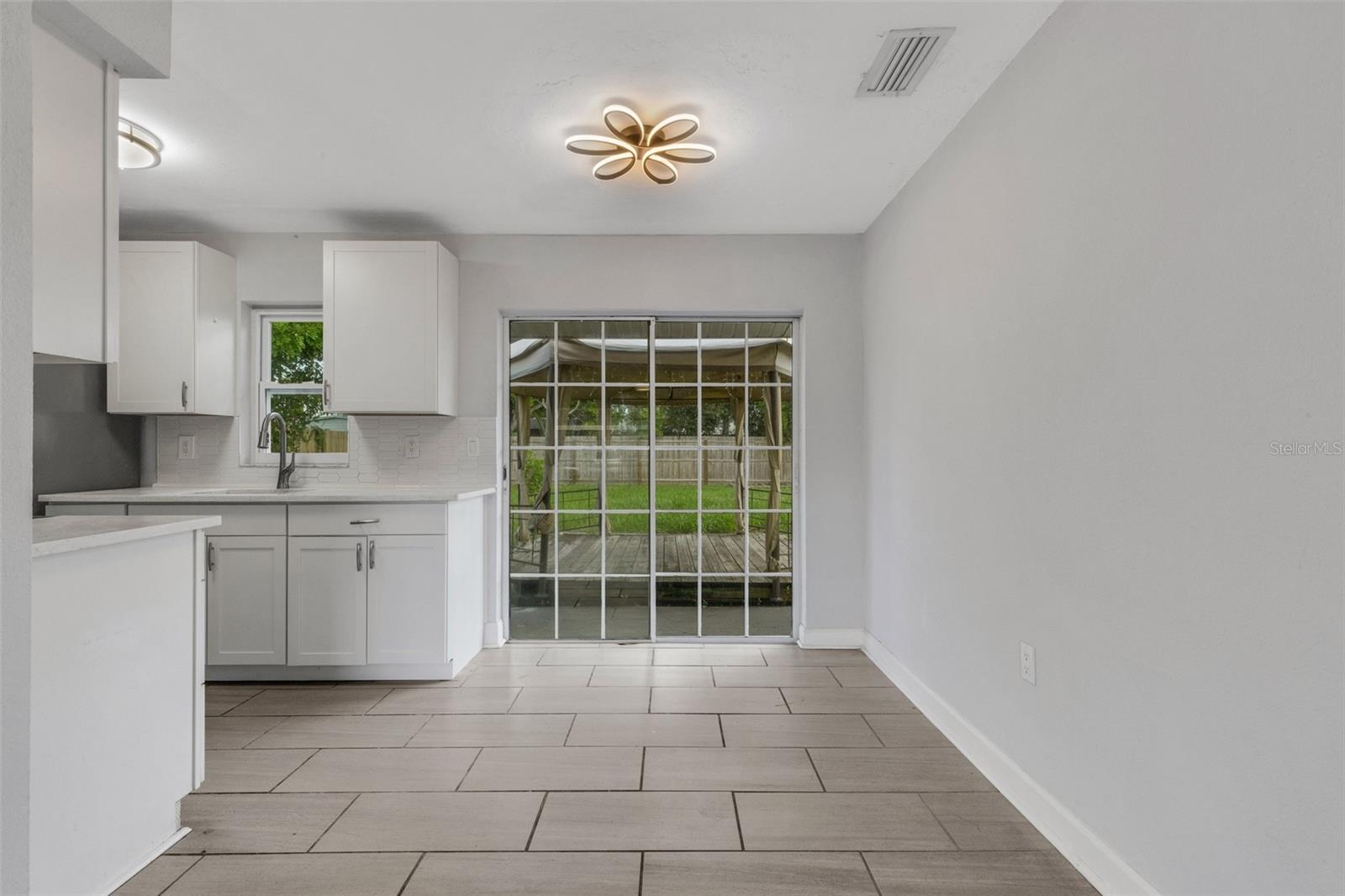 2522 STRATFORD DR — photo 9
