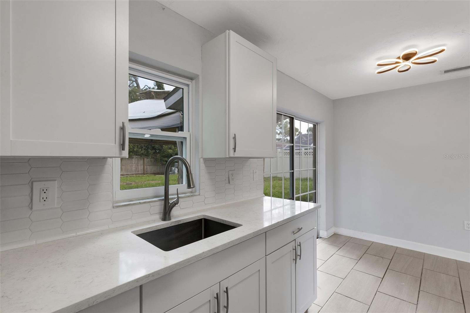 2522 STRATFORD DR — photo 17