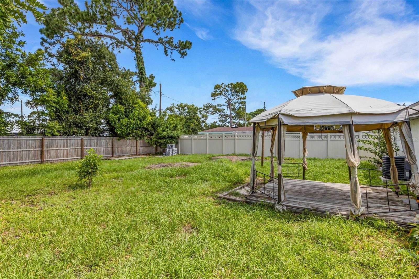 2522 STRATFORD DR — photo 42