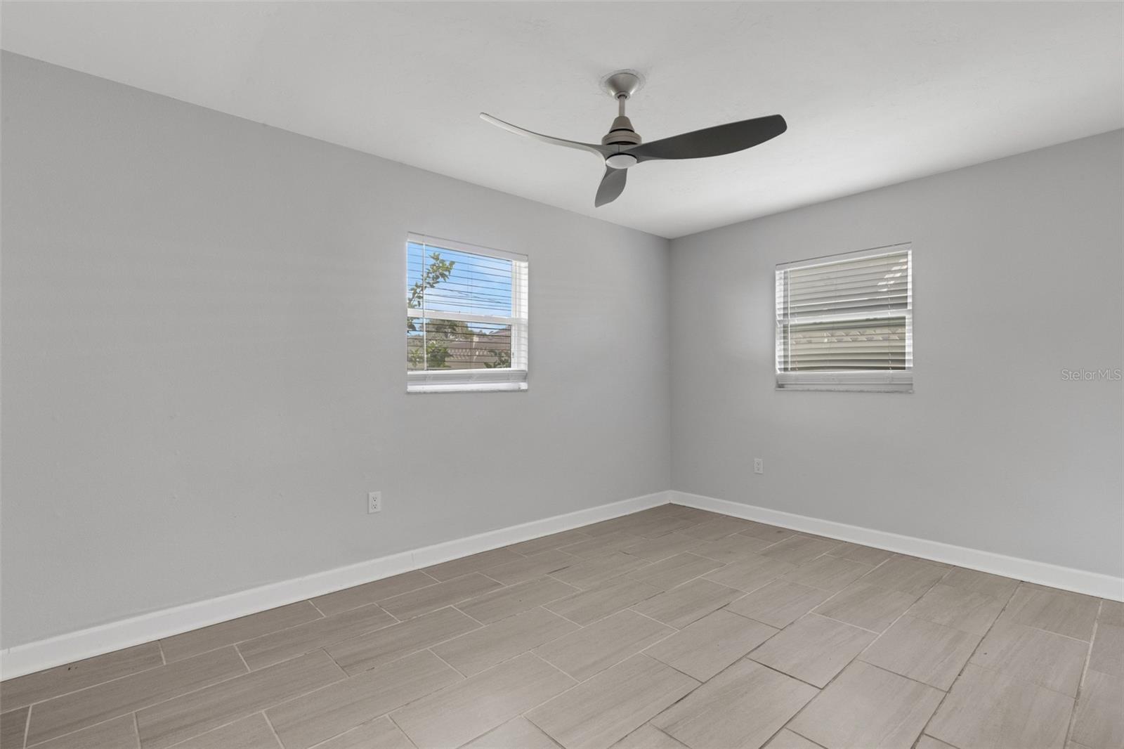 2522 STRATFORD DR — photo 33