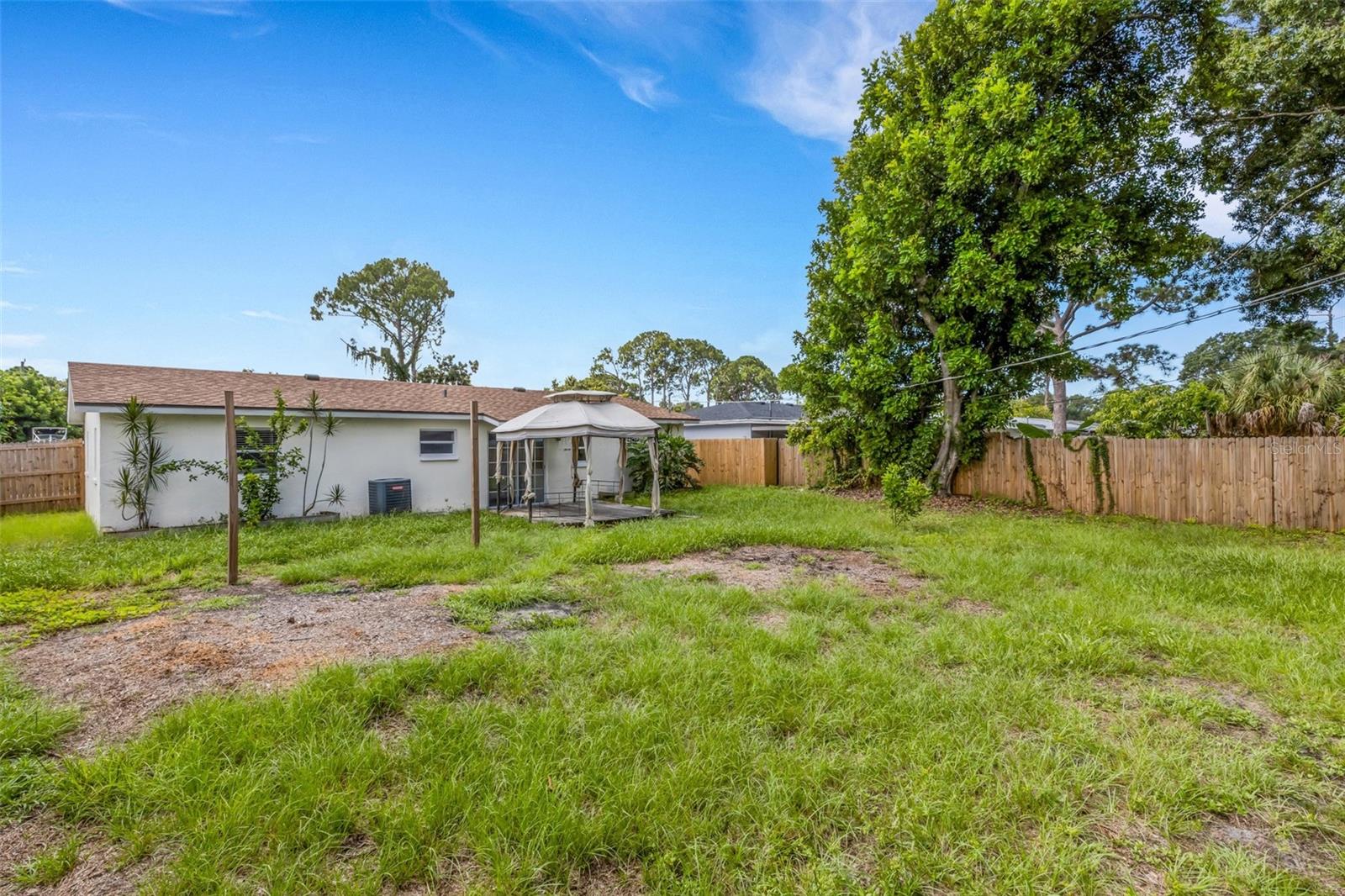 2522 STRATFORD DR — photo 38