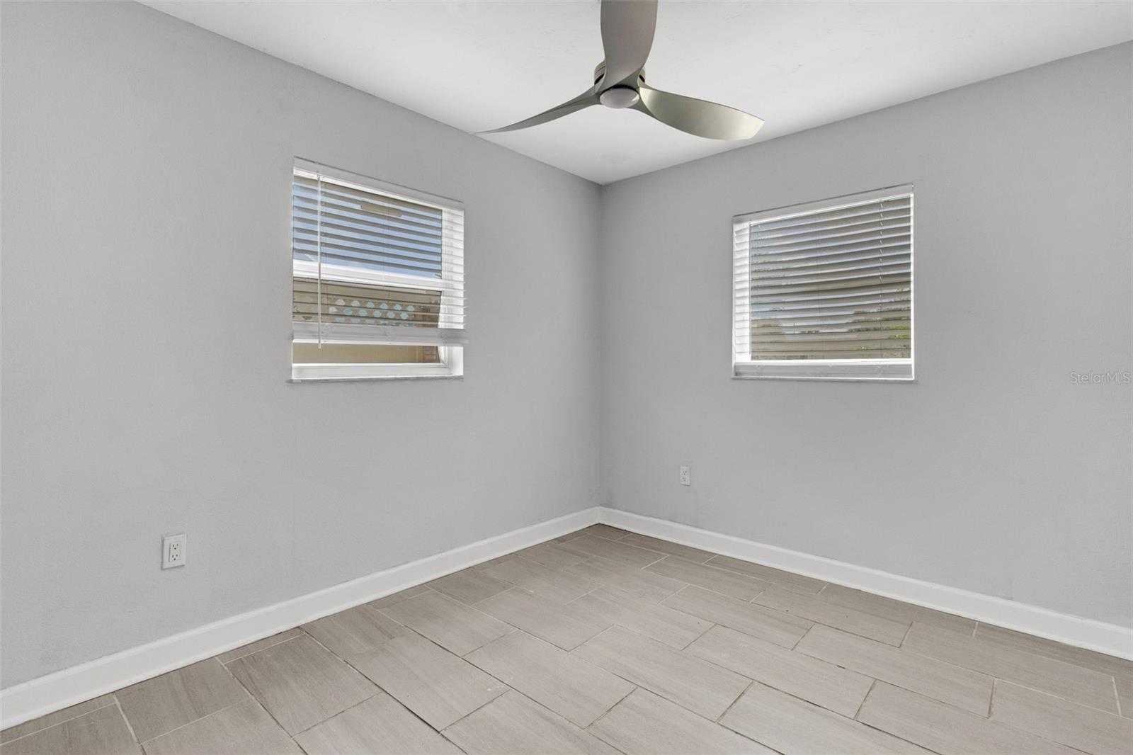 2522 STRATFORD DR — photo 24