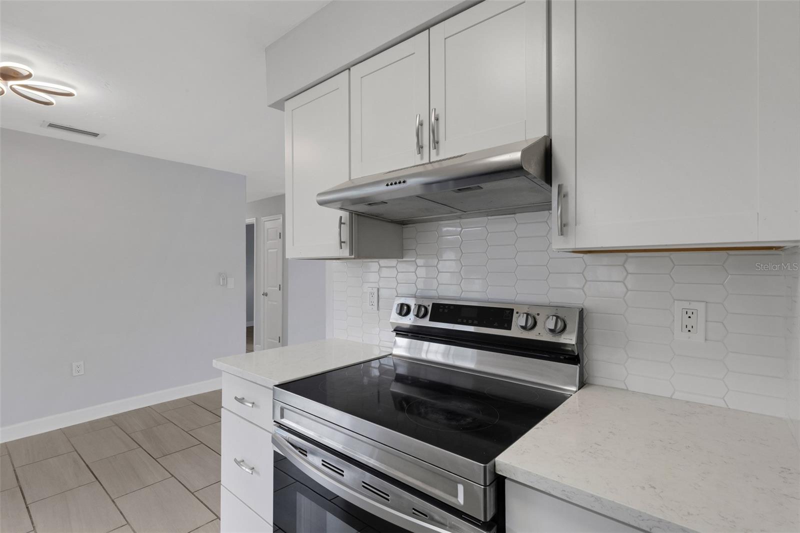 2522 STRATFORD DR — photo 16