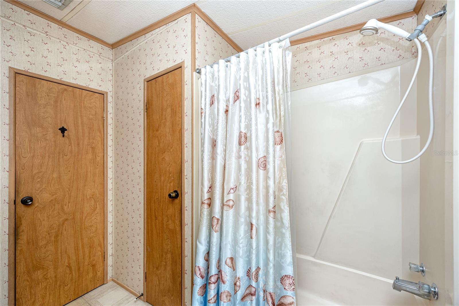 6821 AMERICANA DR NE #106 — photo 24