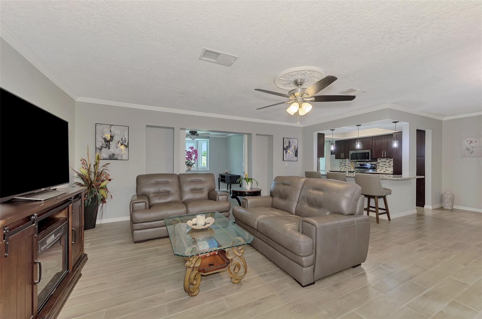 4240 SHAMROCK DR — photo 9