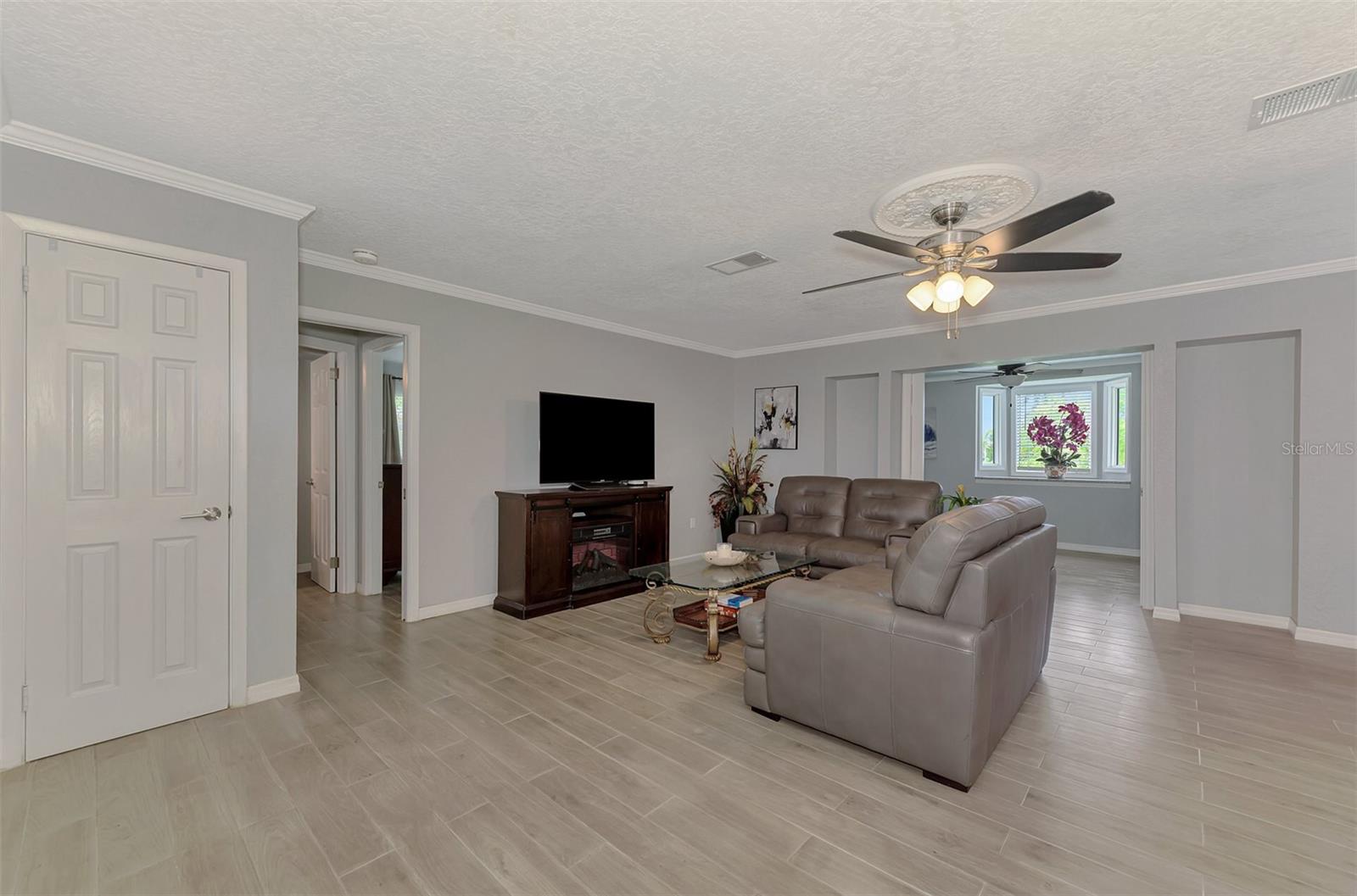 4240 SHAMROCK DR — photo 10