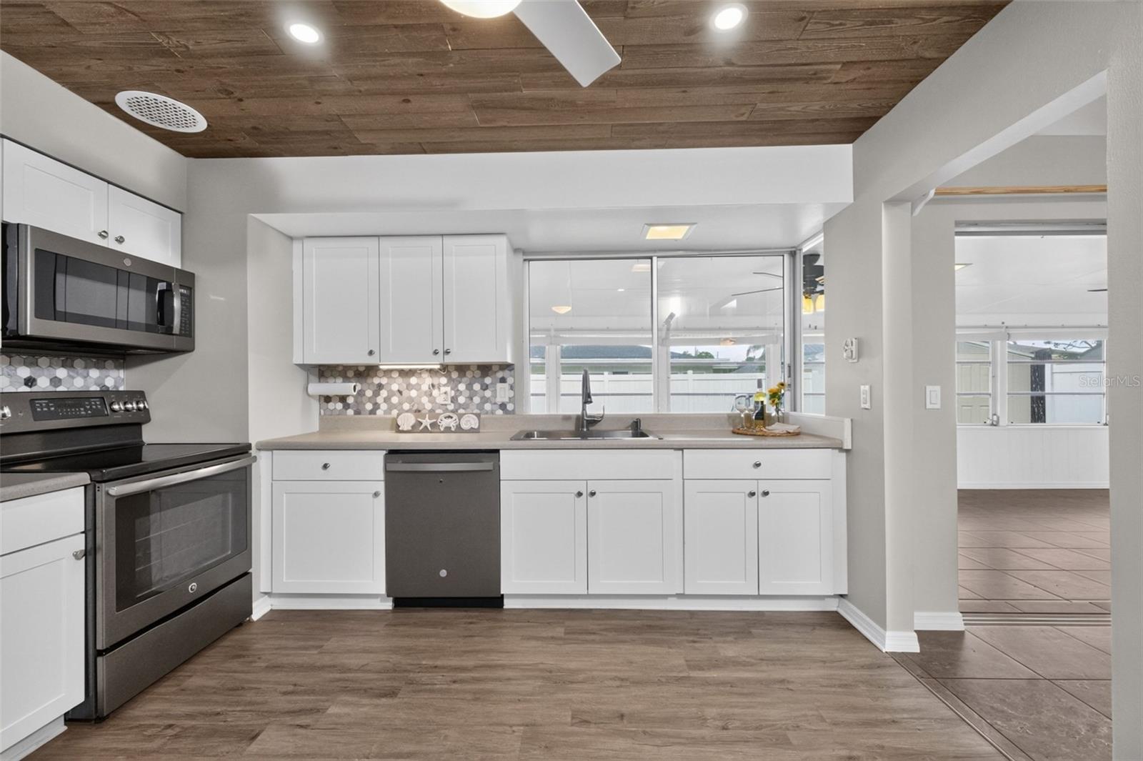 559 MOUNT VERNON DR — photo 21