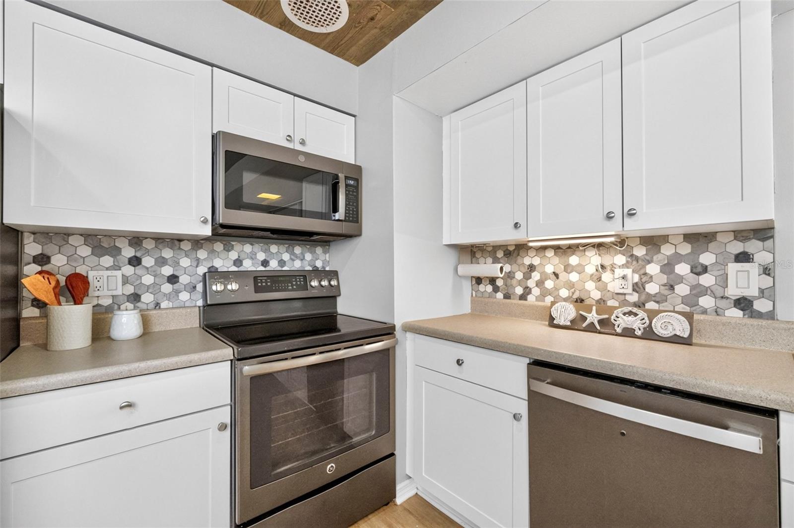 559 MOUNT VERNON DR — photo 23