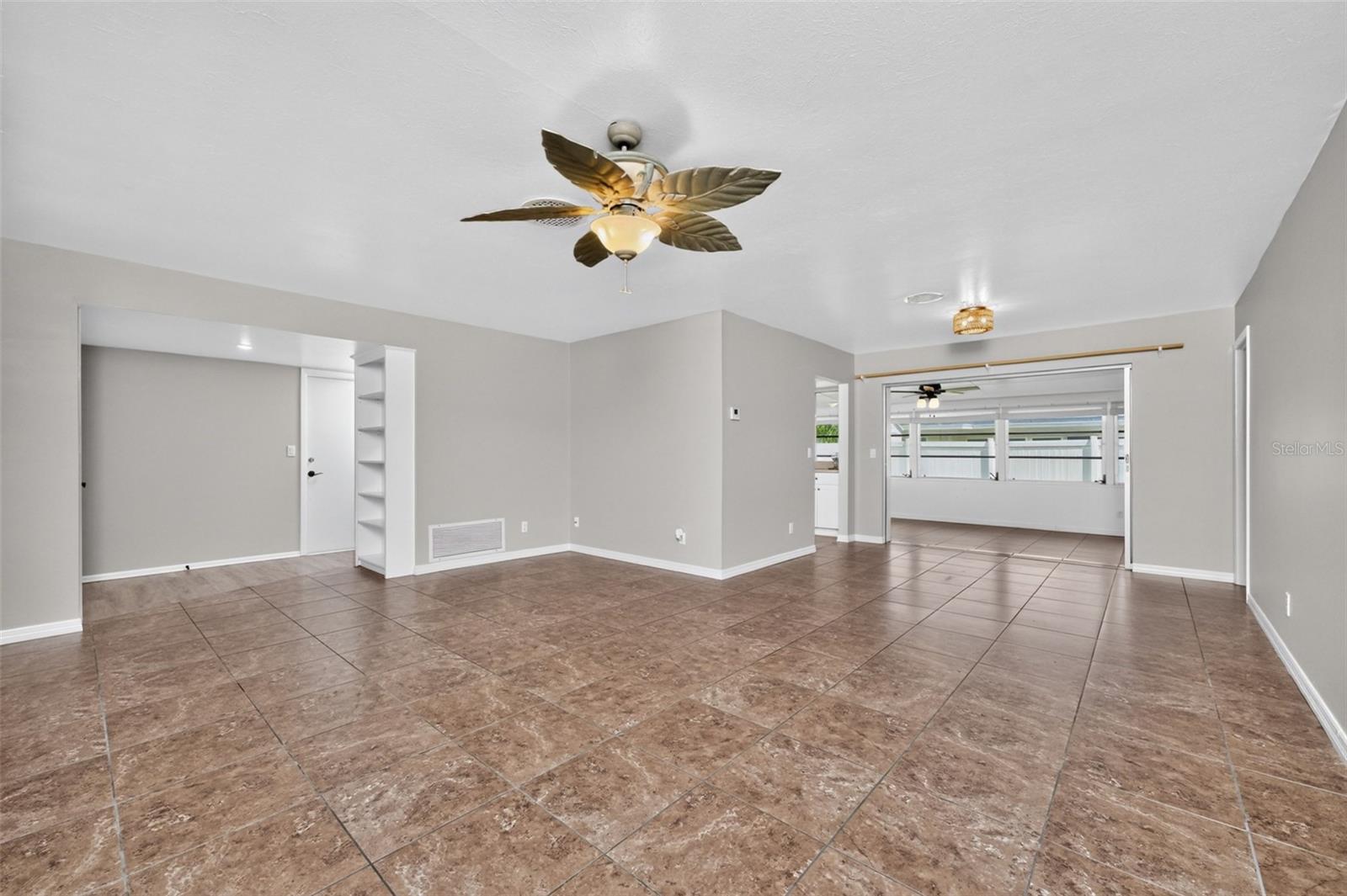 559 MOUNT VERNON DR — photo 17
